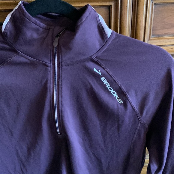 Brooks athletic top - Picture 2 of 6